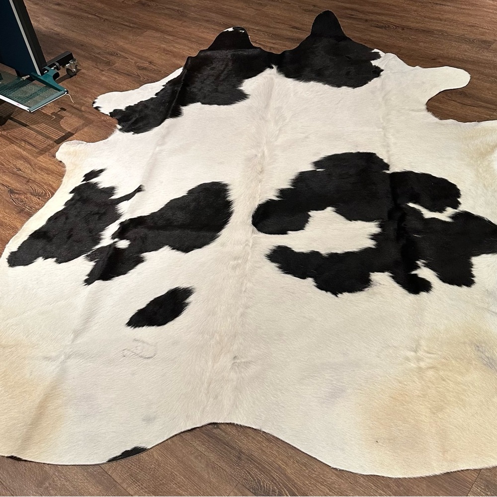 black and white cowhide rug (hair on) size 5 ft by 7 ft .brand new. Indoor use